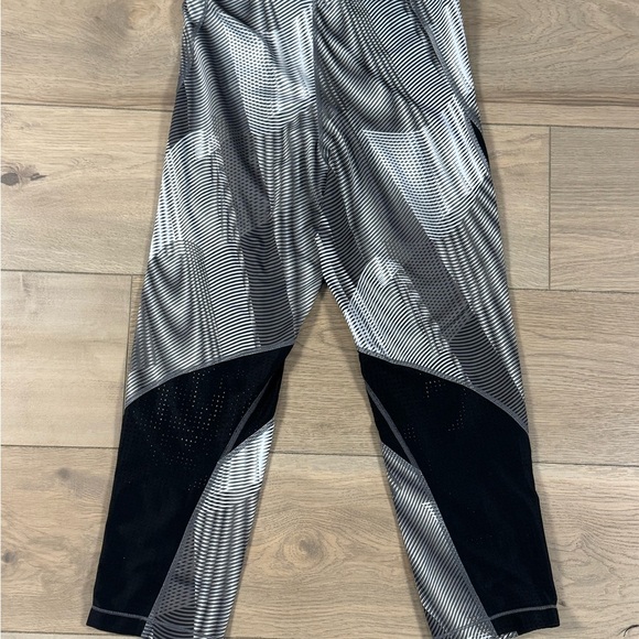 Nike Pro Women’s Black and Gray Hypercool Frequency Leggings with Mesh - Picture 14 of 15